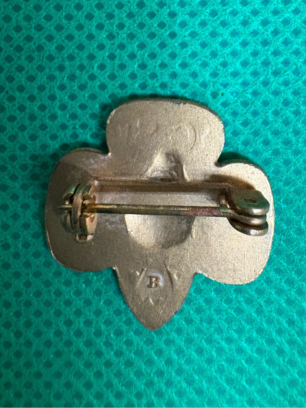 Vintage Girl Scouts Trefoil Gold-tone Pin - Picture 3 of 4